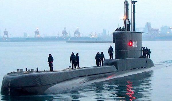 La Marina de Indonesia busca a un submarino desaparecido con 53 tripulantes a bordo