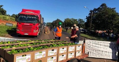 La Nación / Coronel Oviedo: Horticultores cierran ruta en forma indefinida en desvío a colonia Blas Garay