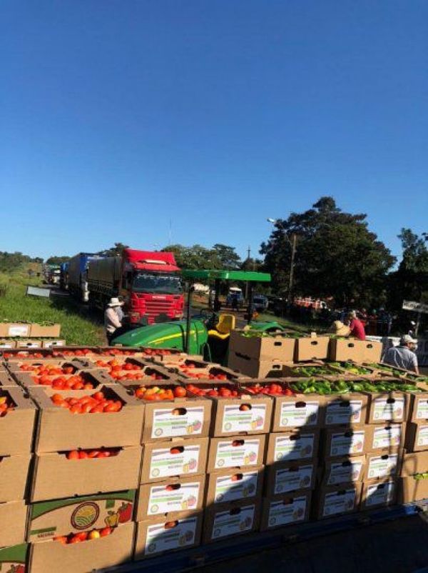 Con cajas de tomate y locote cierran ruta en Caaguazú