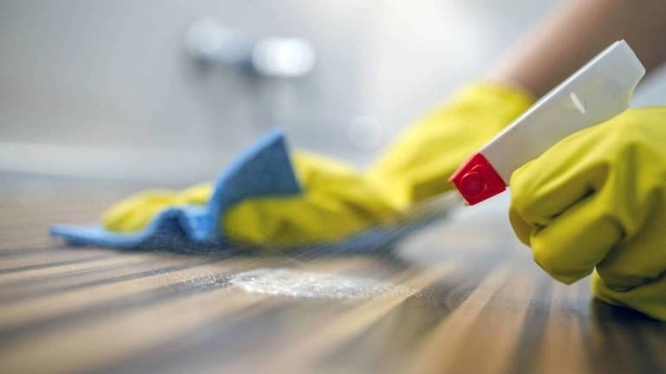 Diario HOY | Contagios de COVID-19 se dan por aire: desinfectar superficies "es un desperdicio", afirma experto