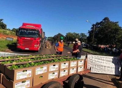 Diario HOY | Horticultores cerraron la ruta y tiraron sus productos en reclamo al Gobierno
