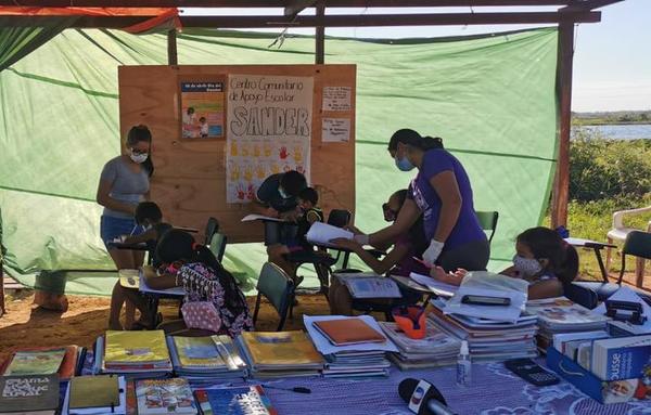 Docente y jóvenes se unen para enseñar a niños del Bañado Norte