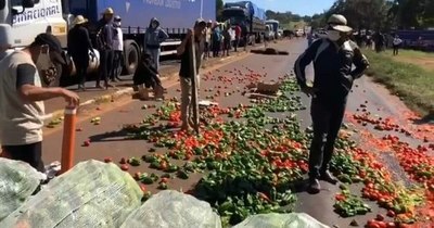 La Nación / Arrojan cajones de tomates y locotes en la ruta en repudio a Mario Abdo