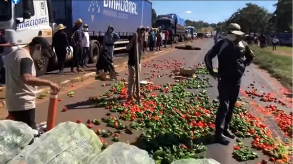 Productores frutihortícolas vuelven a cerrar Ruta PY02 en zona de Coronel Oviedo - ADN Digital