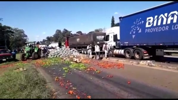 Productores que habían tirado sus productos a la ruta liberan paso vehícular - Nacionales - ABC Color