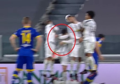 Cristiano no saltó en la barrera y le clavaron un golazo a la Juve