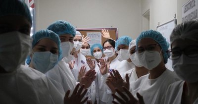 La Nación / Hay posturas encontradas sobre otorgamiento de rubros a familiares de personal de blanco caído por COVID