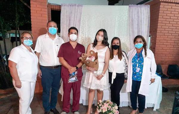 Un festejo diferente: quinceañera entregó insumos y cena a familiares de pacientes