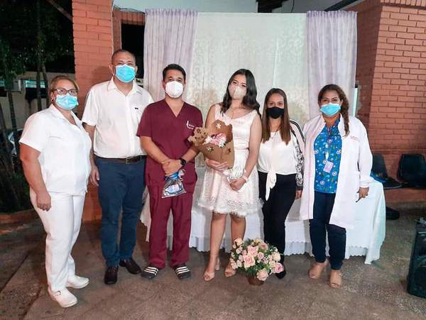 Quinceañera solidaria: joven donó insumos y ofreció cena a familiares de pacientes