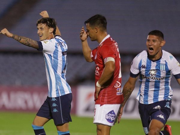 Un cabezazo de Juan Cáceres salva a Racing en el final