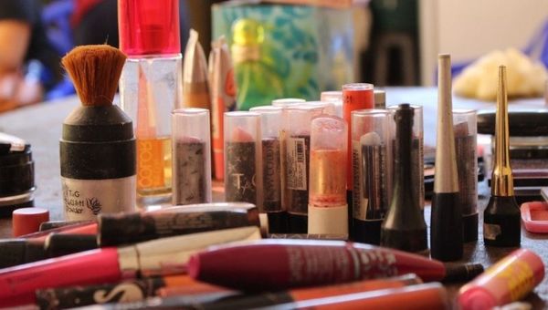 No tires maquillaje a la basura: ArtCycle los rescata y con ellos hace arte
