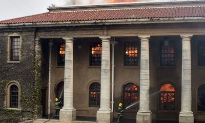 Incendio daña la biblioteca de la Universidad de Ciudad del Cabo y su colección de Estudios Africanos