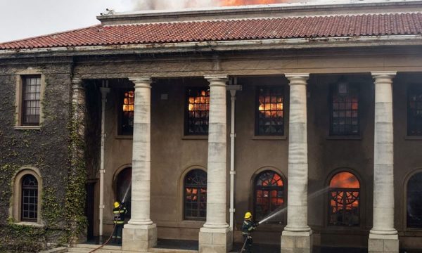 Incendio daña la biblioteca de la Universidad de Ciudad del Cabo y su colección de Estudios Africanos