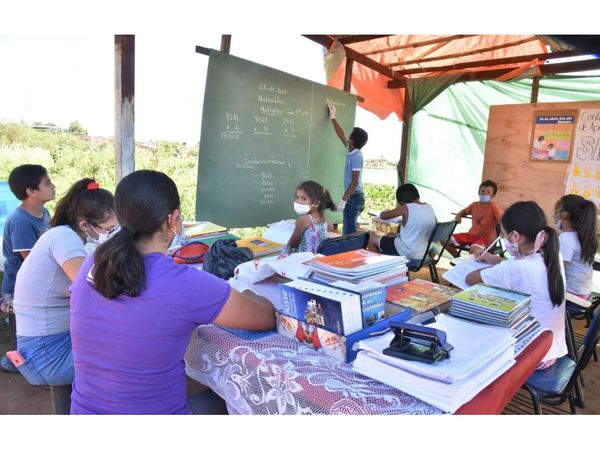 Esperanzador: Profesor enseña a niños del Bañado Norte bajo carpa