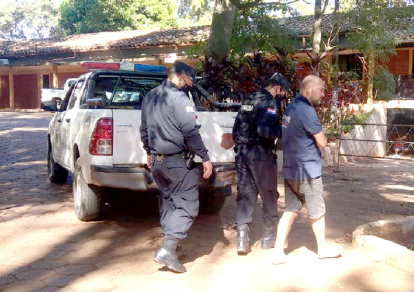 Detienen a descontrolado sujeto que golpeó y amenazó de muerte a su exesposa e hijos - La Clave