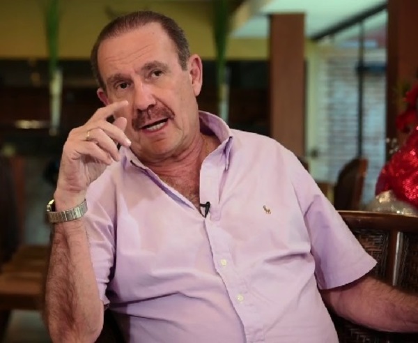 Arturo Rubín fue a yanquilandia para que le vacunen