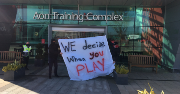 Diario HOY | Hinchas del United 'asaltan' el entrenamiento del equipo