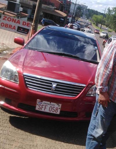 Roban automóvil estacionado frente al Pabellón de Traumas - La Clave