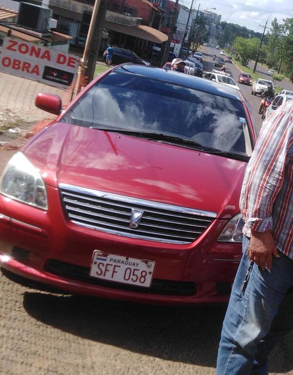 Roban automóvil estacionado frente al Pabellón de Traumas - La Clave