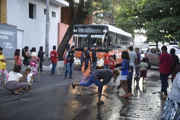 Indígenas bloquean calle frente a la SEN para exigir la provisión de víveres, chapas y colchones - Nacionales - ABC Color