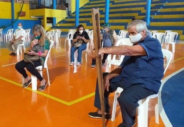 Vacunación VIP en Presidente Franco: Vacunadores recibieron 'presión', aseguran