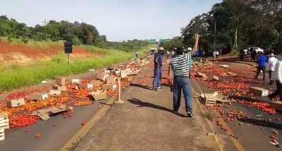 MAG ignora a productores y vuelven a cerrar ruta en Coronel Oviedo  - Noticiero Paraguay