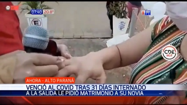 Tras superar cuadro de Covid-19, propone matrimonio a su novia