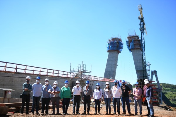 Técnicos del MOPC asisten a jornada formativa en la zona de obras del Puente de la Integración - La Clave