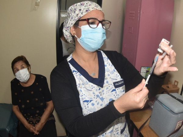 Salud espera vacunar a todo el personal de blanco y mayores de 85 años a fin de mes