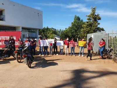 Futuras obstetras reclaman realización de prácticas | Radio Regional 660 AM