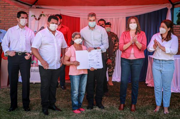 Mandatario entregó títulos de propiedad y habilitó oficina distrital del INDERT en Canindeyú - El Trueno