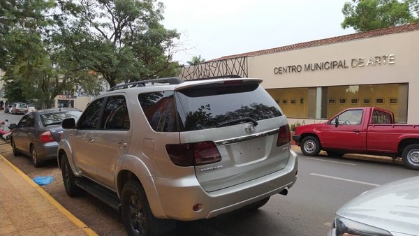 LUJOSO VEHÍCULO MUNICIPAL SIGUE EN ESTADO IRREGULAR Y ENCIMA SIN CHAPA