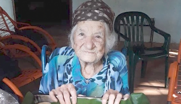 Abuelita renuncia a vacunarse: “Que se vacune un joven en vez de mí” - Noticiero Paraguay