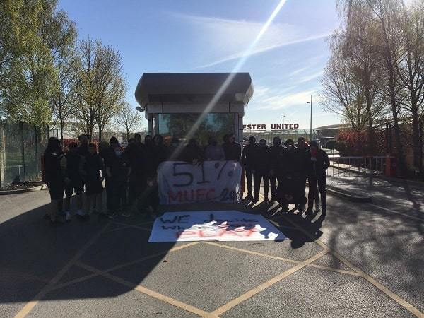 Barras del Manchester se manifiestan por la salida del dueño del club