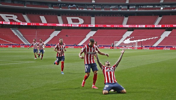 Versus / El Atlético Madrid vuelve al liderato y el Barça golea al Getafe