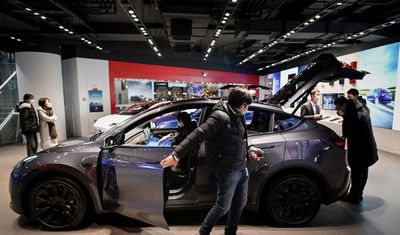 ¡La locura! Ingenieros demuestran que carros de Tesla pueden circular sin conductor