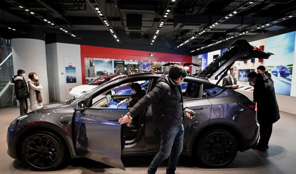 ¡La locura! Ingenieros demuestran que carros de Tesla pueden circular sin conductor