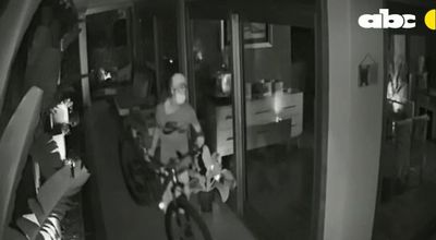 Piden ayuda para identificar a hombre que ingresó a vivienda a robar bicicleta - Nacionales - ABC Color