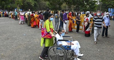 La Nación / India, con 315.000 casos diarios
