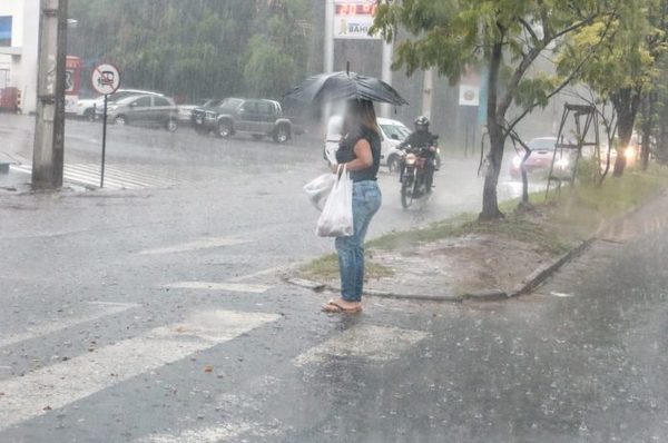 Anuncian un viernes con lluvias y tormentas | OnLivePy