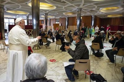 El papa celebra su onomástica con los pobres que se vacunan en el Vaticano - Mundo - ABC Color