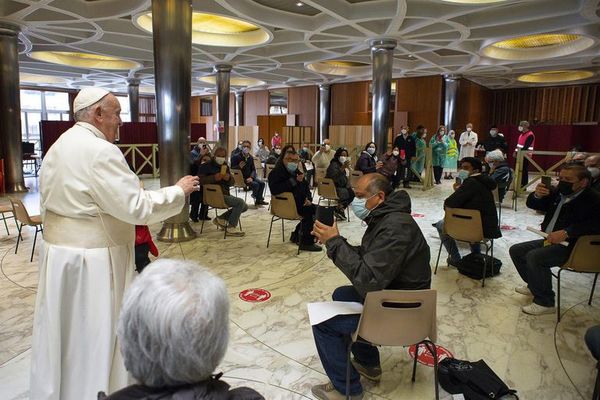 El papa celebra su onomástica con los pobres que se vacunan en el Vaticano - Mundo - ABC Color