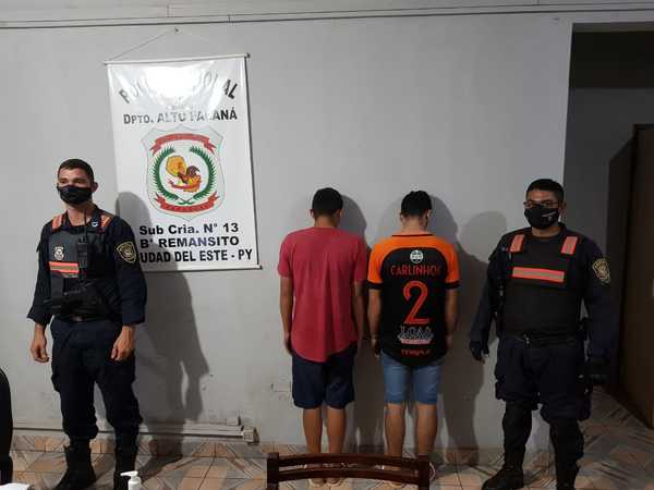 Atrapan a dos presuntos motoasaltantes durante un control de rutina de la Policía - La Clave