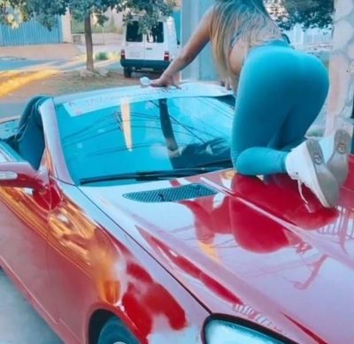 Candidata a concejal se pone “de cuatro” por Fernando de la Mora