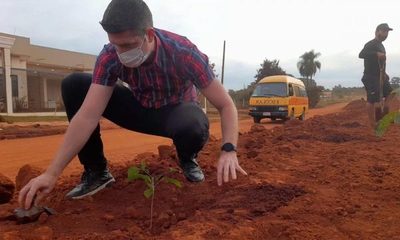 Wiens planta 300 lapachos en Calle 2000