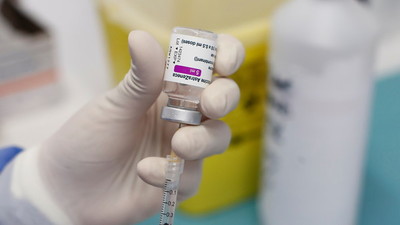 Regulador europeo sostiene que los beneficios de la vacuna de AstraZeneca superan los riesgos