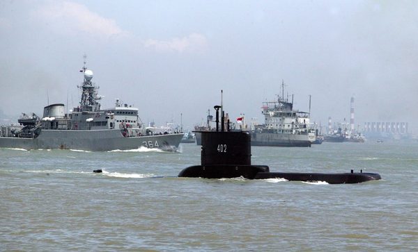 Indonesia: sigue búsqueda de submarino, mientras solo quedan 24 horas de oxígeno