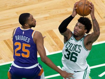 Celtics y Mavericks buscan alejarse del torneo de entrada