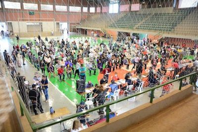 Se repite la aglomeración en entrega de tarjetas a adultos mayores - ABC en el Este - ABC Color