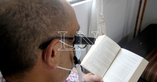La Nación / Día del Libro: más personas se suman a la lectura gracias a OrCam